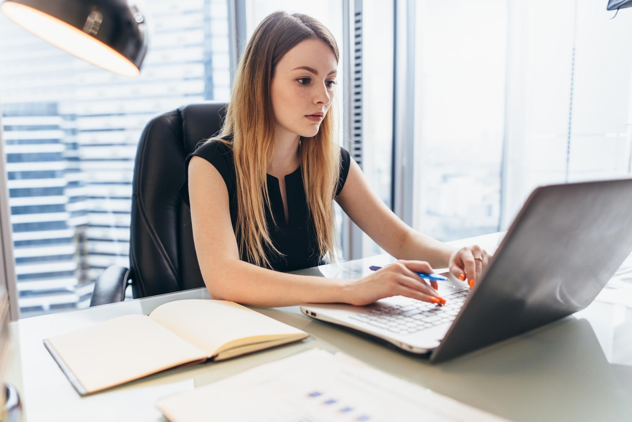 Woman in front of a computer, virtual desktop infrastructure